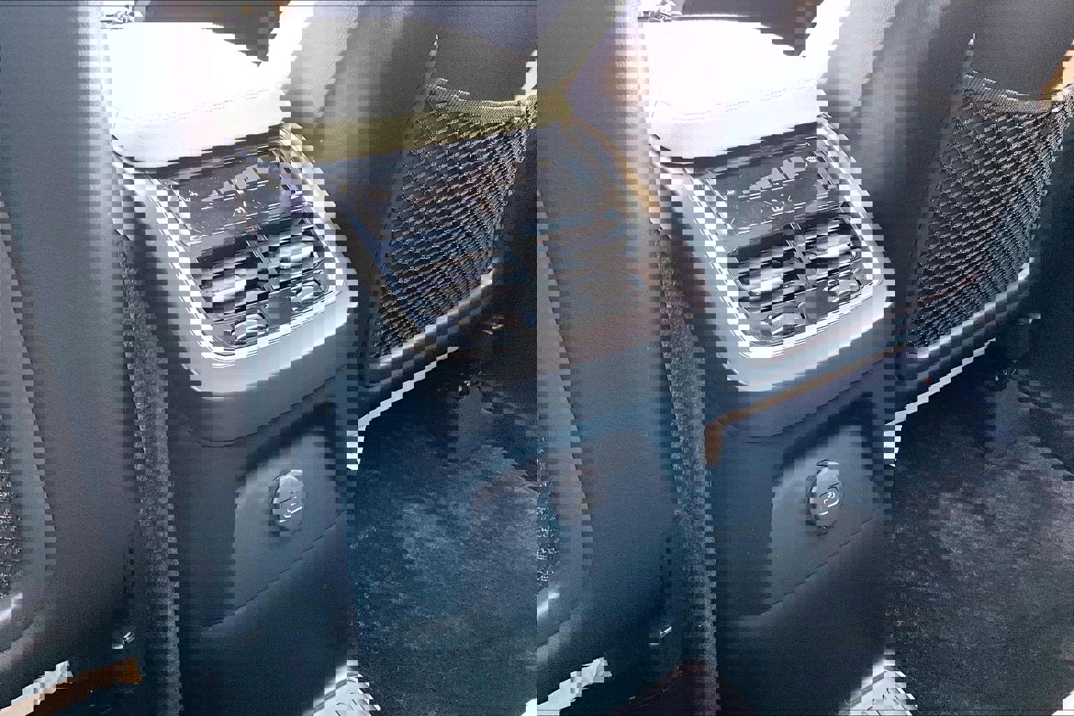 Used 2022 Volvo XC90 T8 R-Design w/ Advanced Package image 34