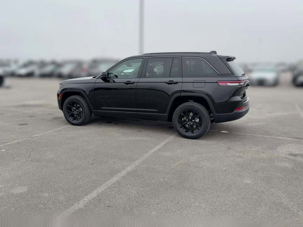 New 2026 Jeep Grand Cherokee Altitude image 7