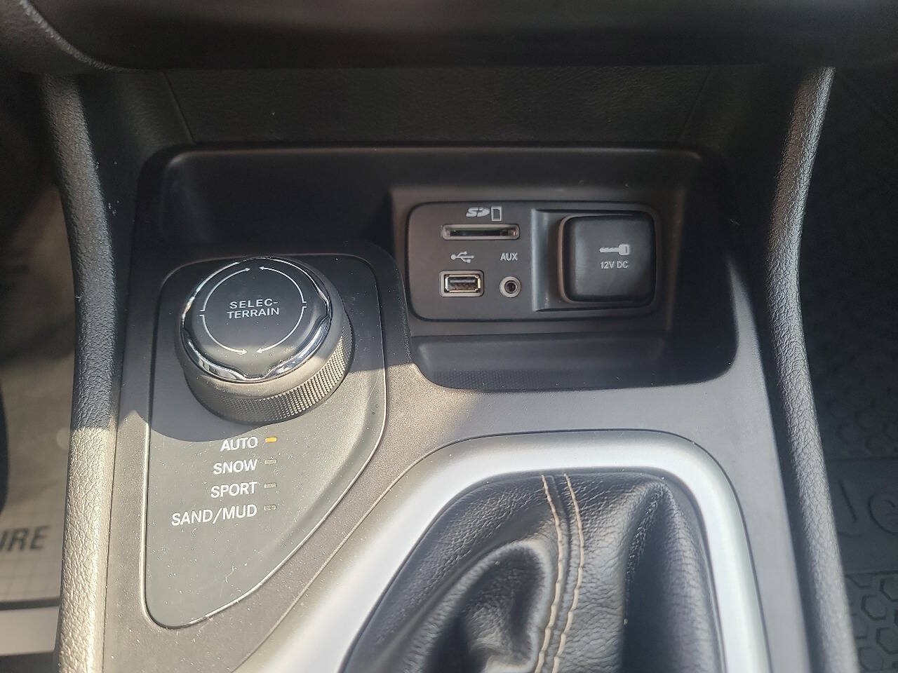 Used 2018 Jeep Cherokee Latitude Plus w/ Cold Weather Group AWD/4WD image 22