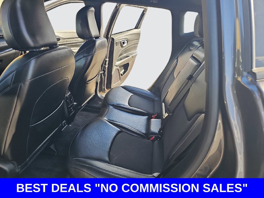 Used 2023 Jeep Compass Latitude w/ Sun and Sound Group AWD/4WD image 13