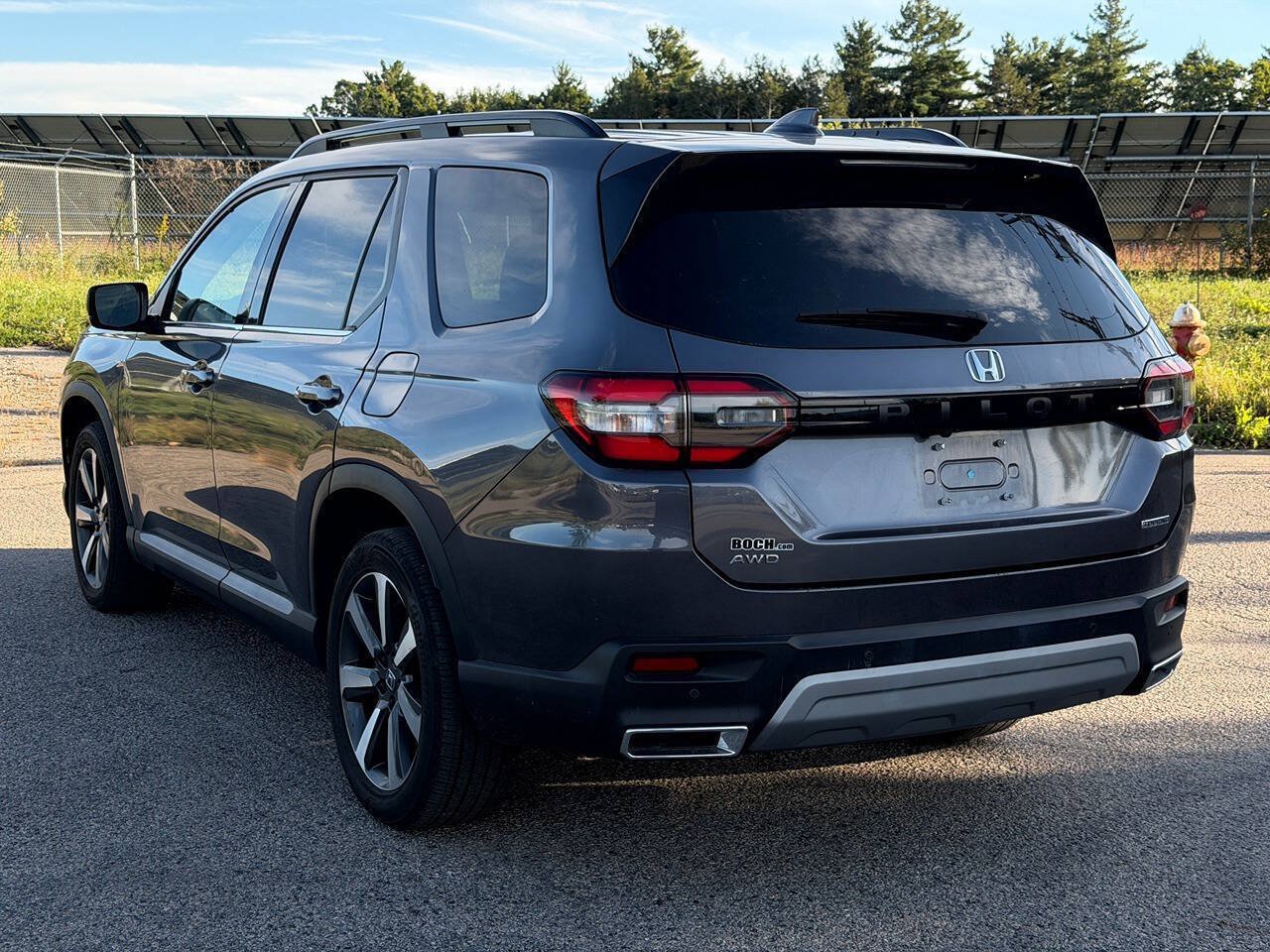 Used 2023 Honda Pilot Touring image 2