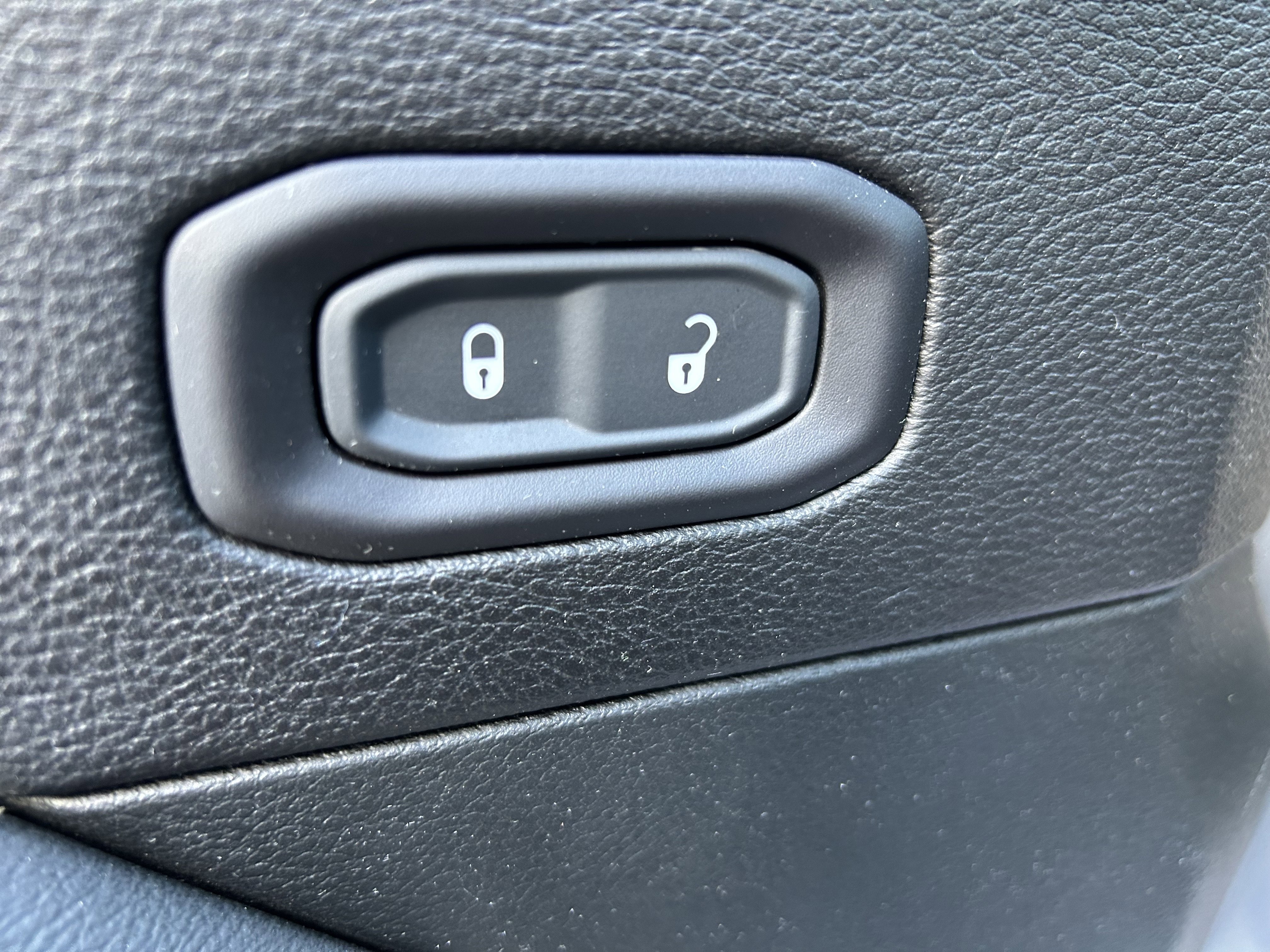 Used 2019 Jeep Wrangler Unlimited Sahara w/ Uconnect 4C Nav & Sound Group image 16