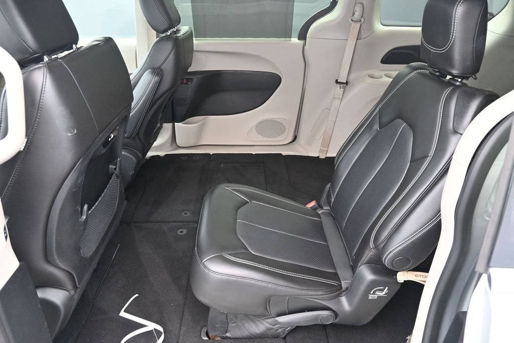 Used 2023 Chrysler Pacifica Touring-L FWD image 13