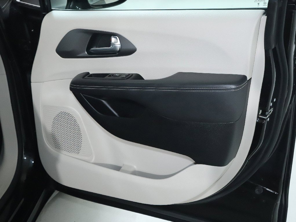 Used 2024 Chrysler Pacifica Touring-L image 33