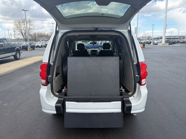 Used 2018 Dodge Grand Caravan SE w/ UConnect Hands-Free Group image 28