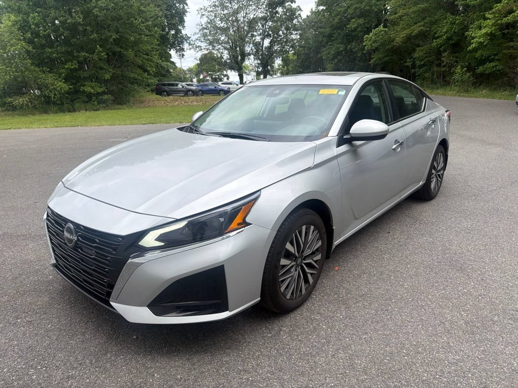 Used 2024 Nissan Altima 2.5 SV w/ SV Premium Package AWD/4WD image 3