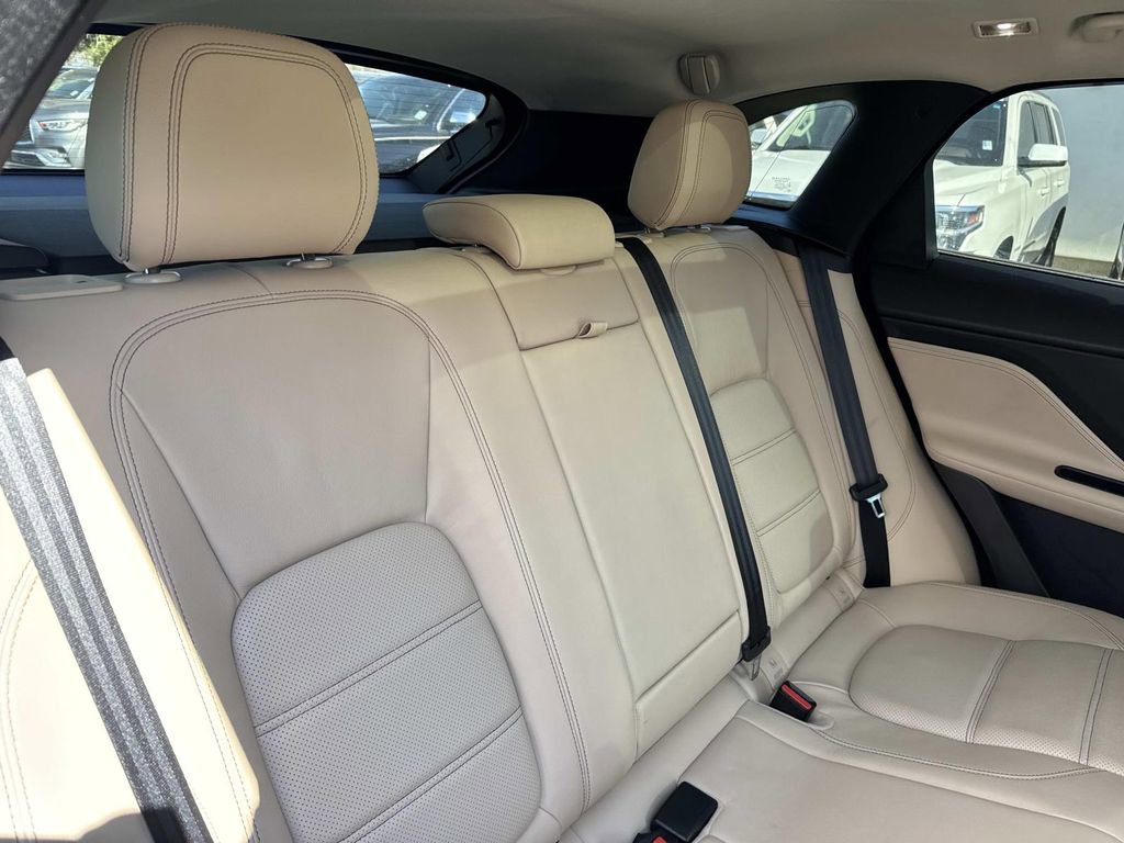 Used 2017 Jaguar F-PACE Prestige image 11
