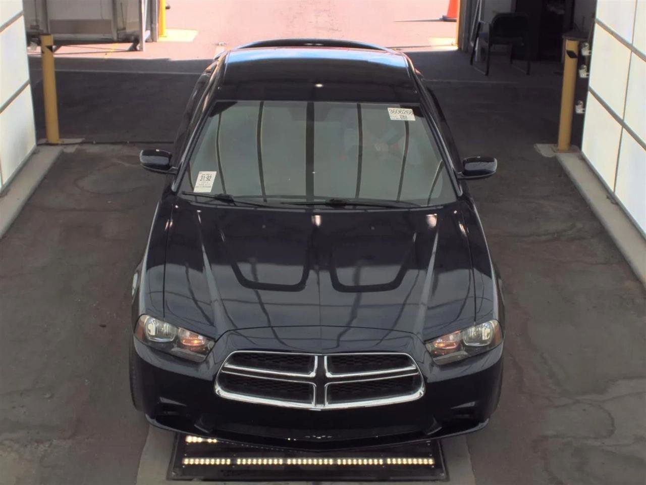 Used 2014 Dodge Charger SE RWD image 2