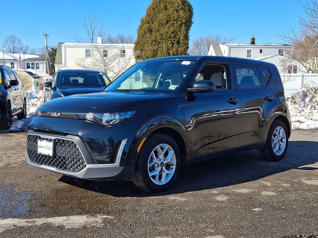 Certified 2023 Kia Soul LX w/ LX Technology Package FWD image 3