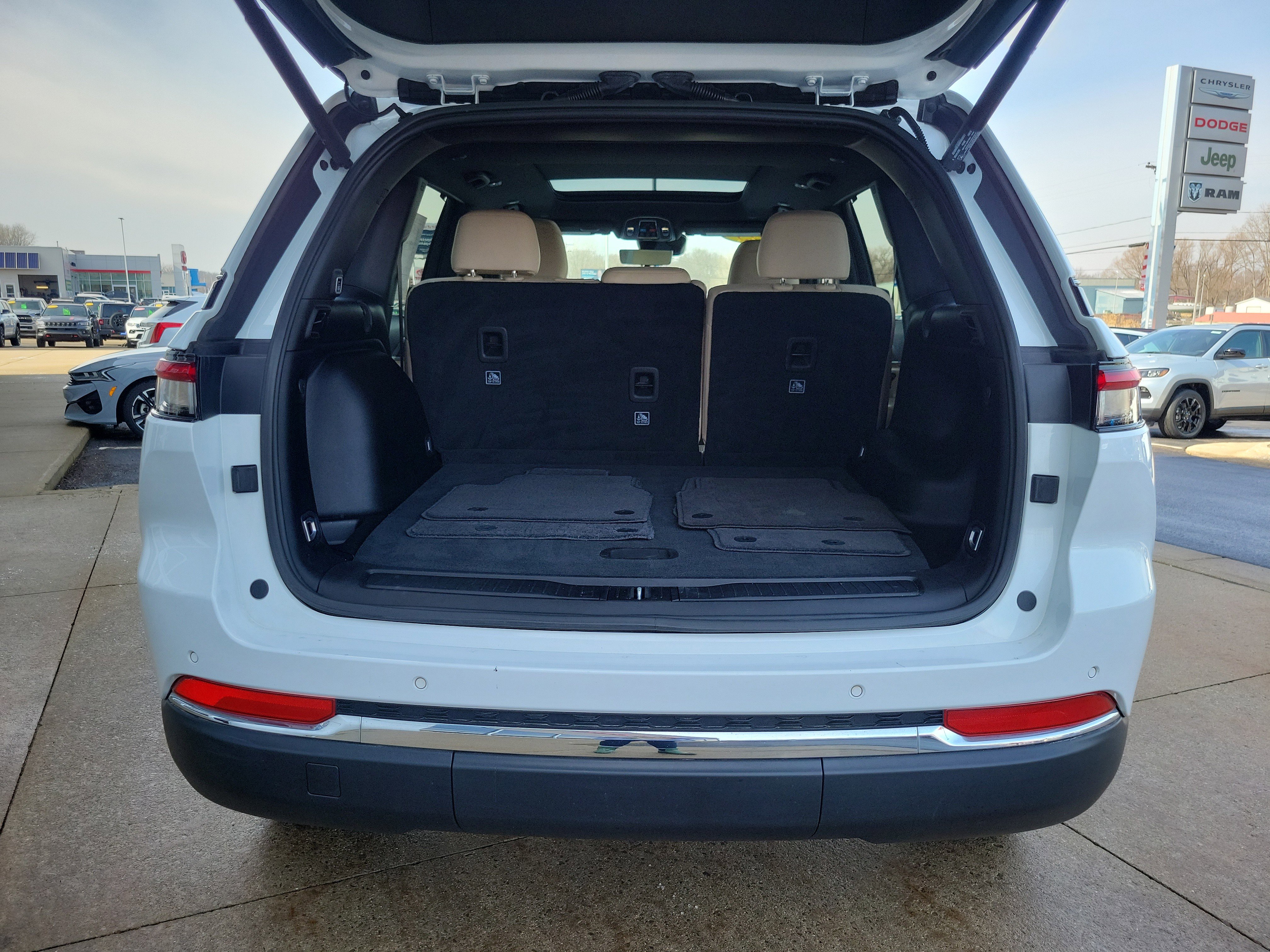 Used 2025 Jeep Grand Cherokee Limited w/ Luxury Tech Group II image 19