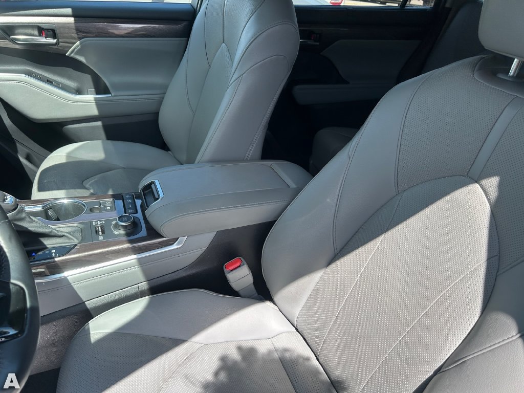 Used 2021 Toyota Highlander Limited AWD/4WD image 18