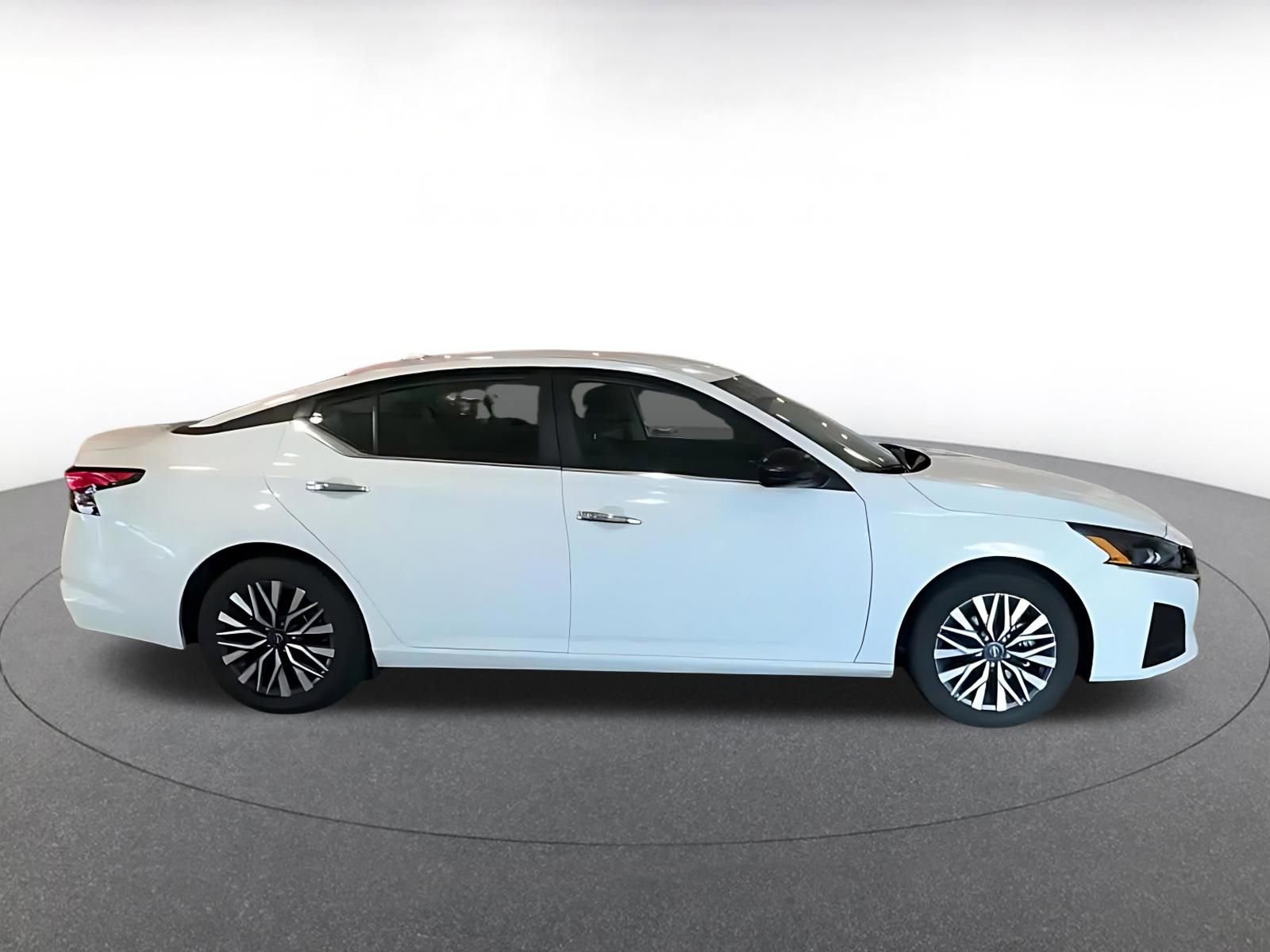 Used 2025 Nissan Altima 2.5 SV FWD image 12