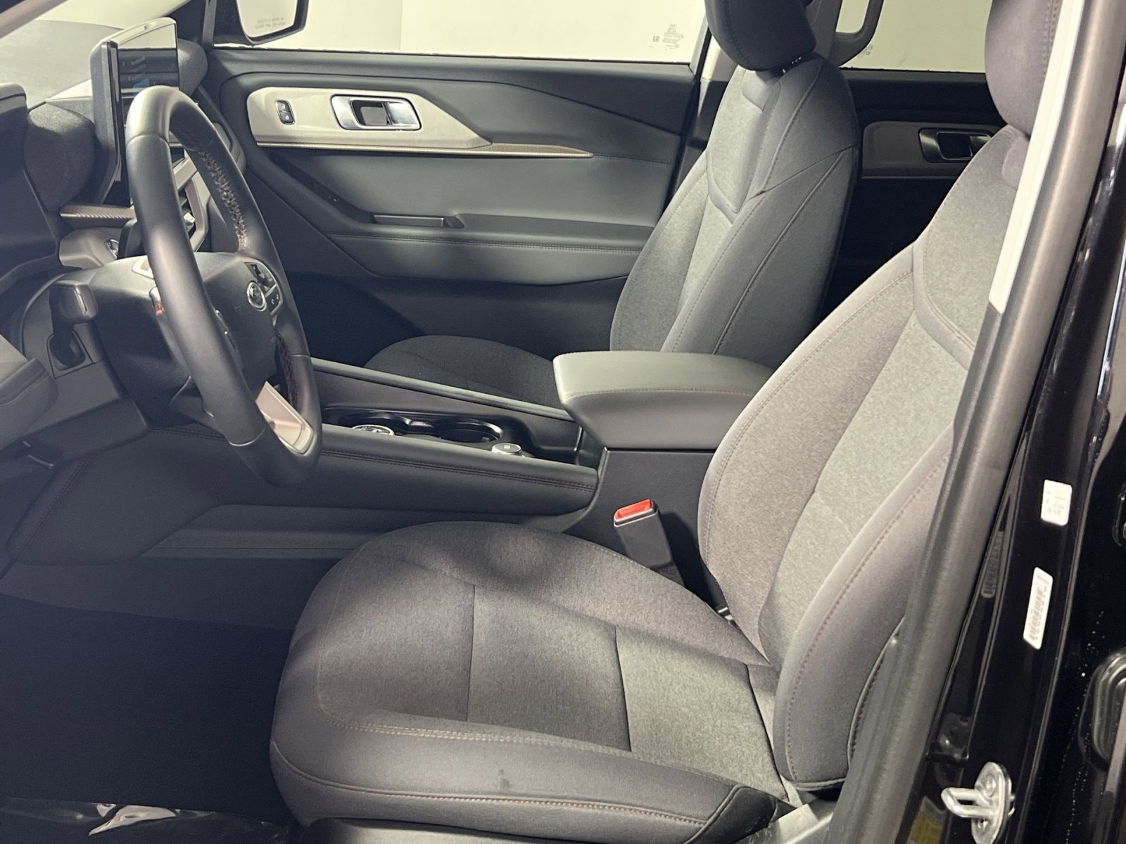 Used 2025 Ford Explorer Active RWD image 14