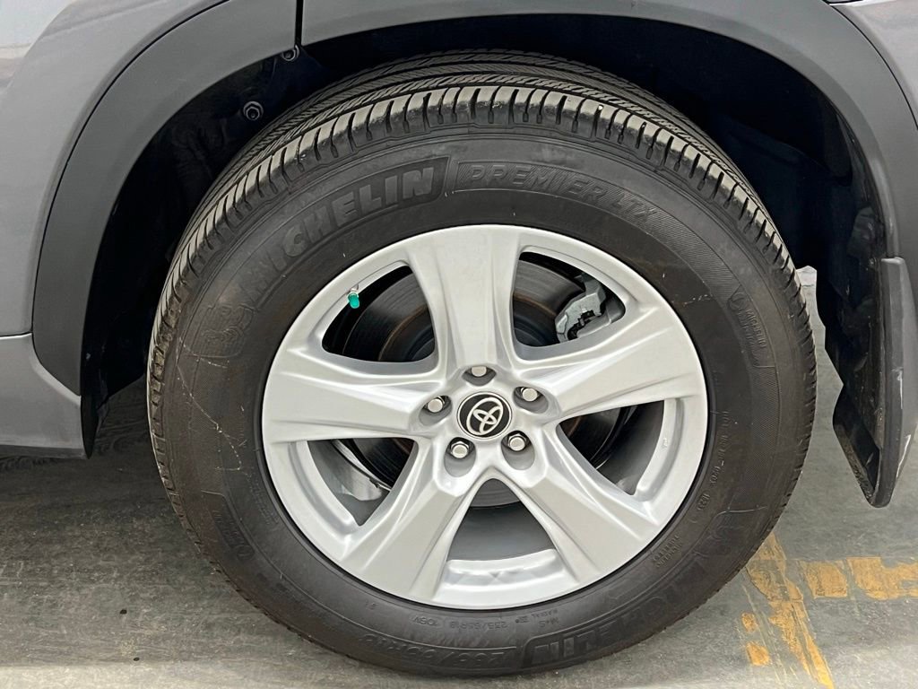 Used 2023 Toyota Highlander L image 36