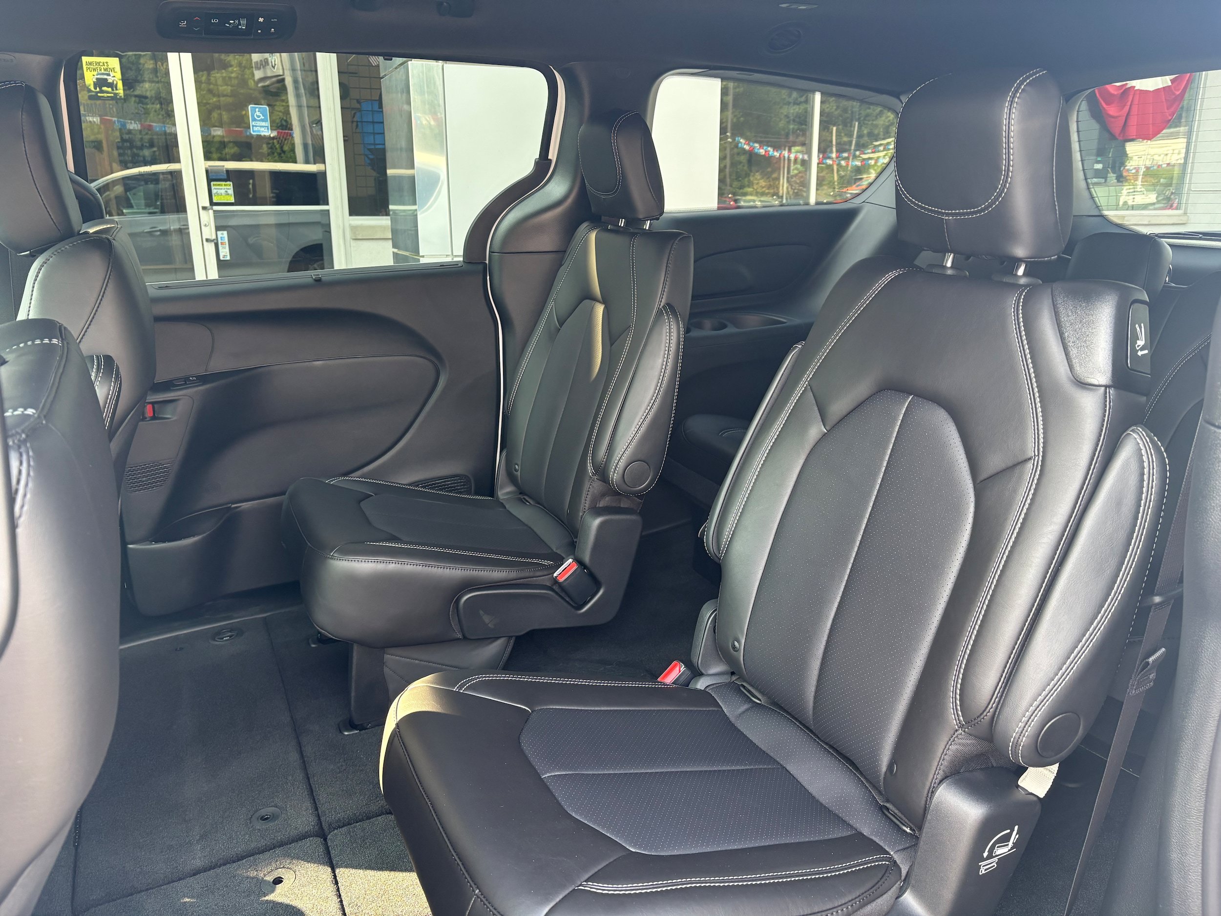 New 2027 Chrysler Pacifica Select FWD image 15