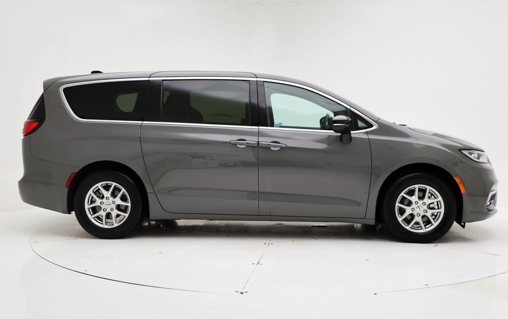 Used 2025 Chrysler Pacifica Select FWD image 3