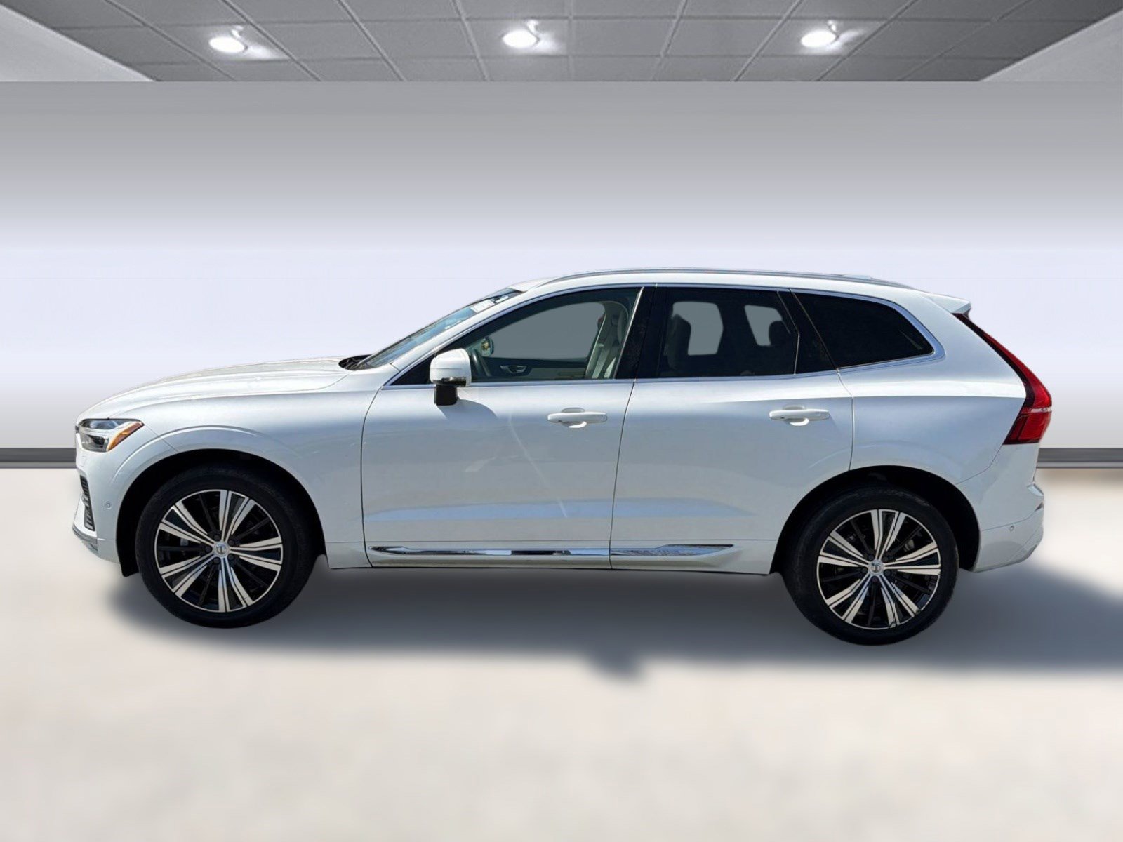 Certified 2023 Volvo XC60 B5 Plus AWD/4WD image 2