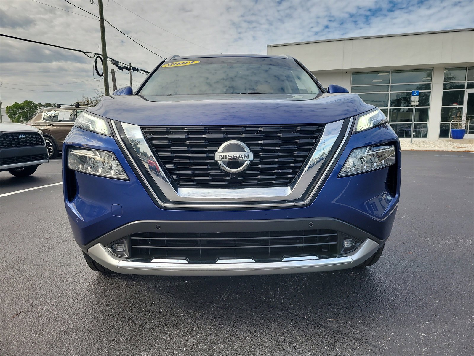 Used 2021 Nissan Rogue Platinum image 3
