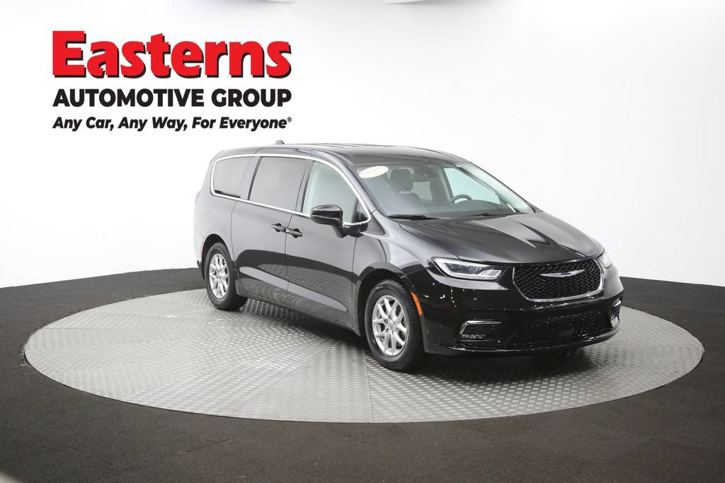 Used 2023 Chrysler Pacifica Touring-L FWD image 51