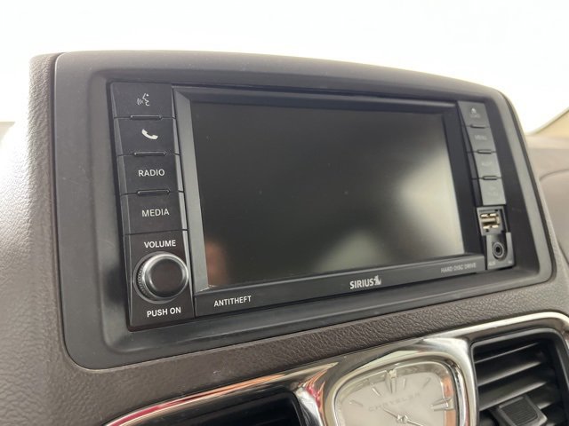 Used 2015 Chrysler Town & Country Touring-L w/ Driver Convenience Group image 11