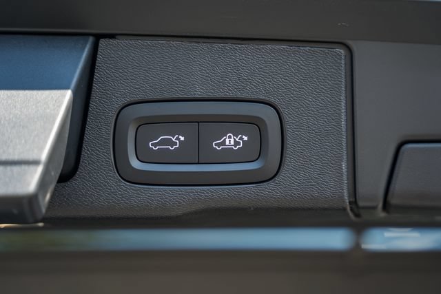 New 2027 Volvo XC60 B5 Plus AWD/4WD image 11