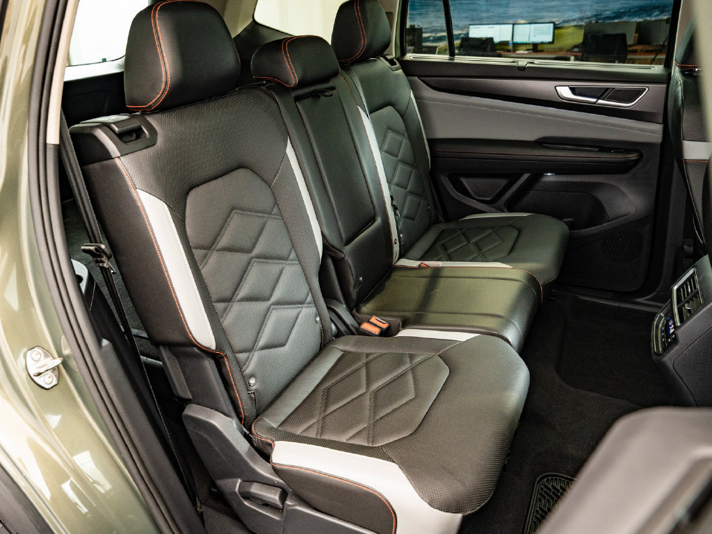 Used 2025 Volkswagen Atlas Peak Edition SE AWD/4WD image 49