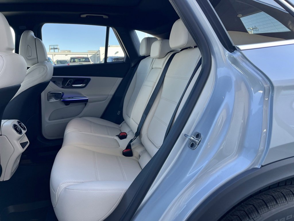 Used 2025 Mercedes-Benz GLC 350e 4MATIC image 4