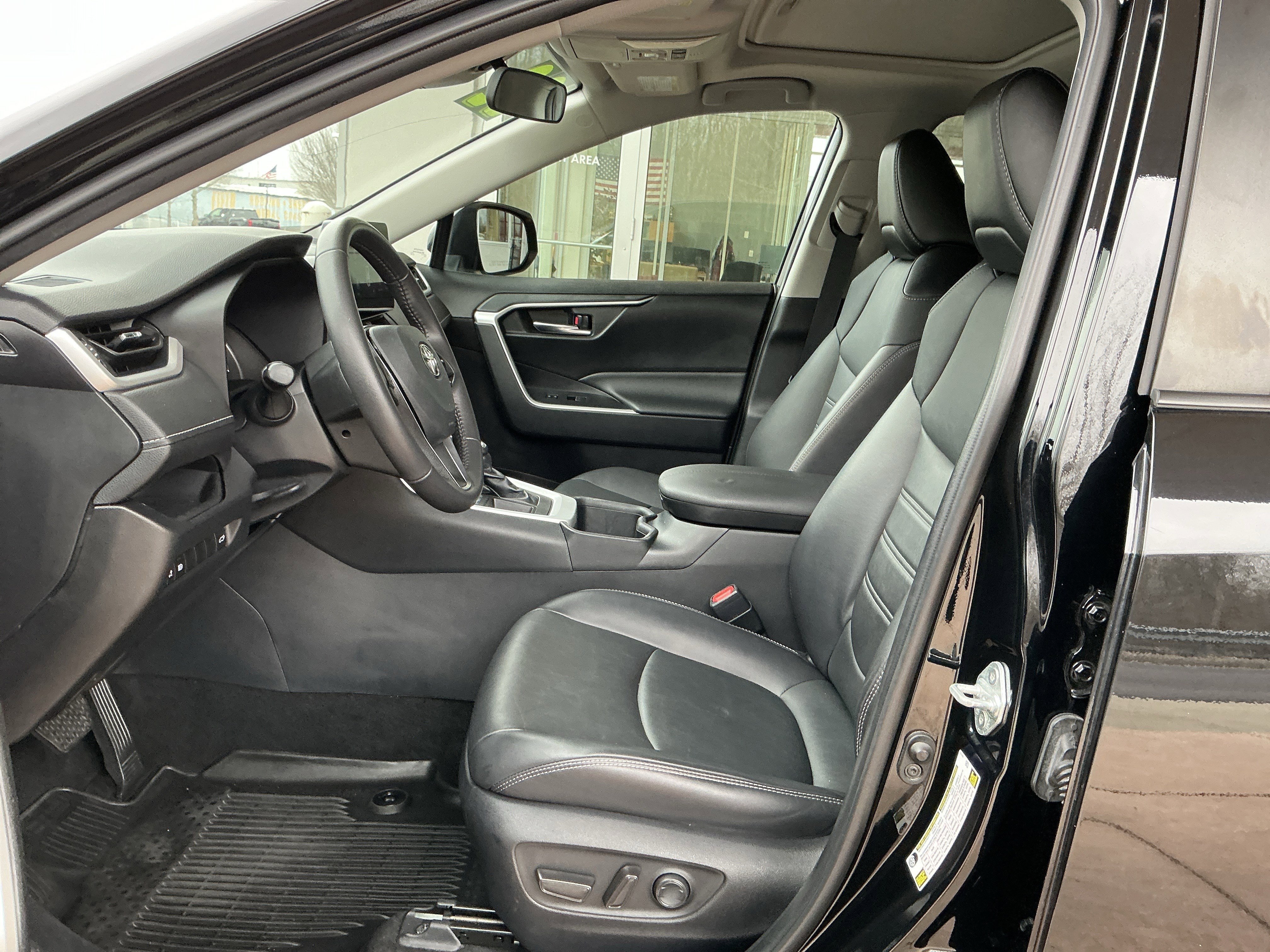 Used 2022 Toyota RAV4 XLE Premium FWD image 6