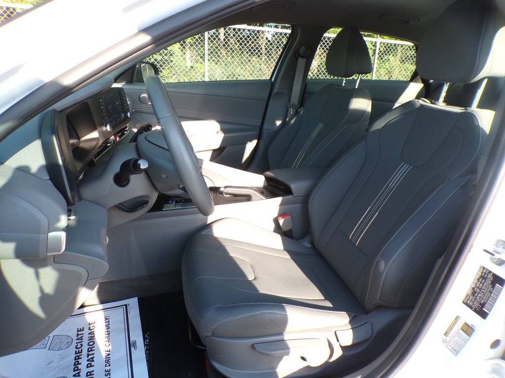 Certified 2025 Hyundai Elantra Sport FWD image 13