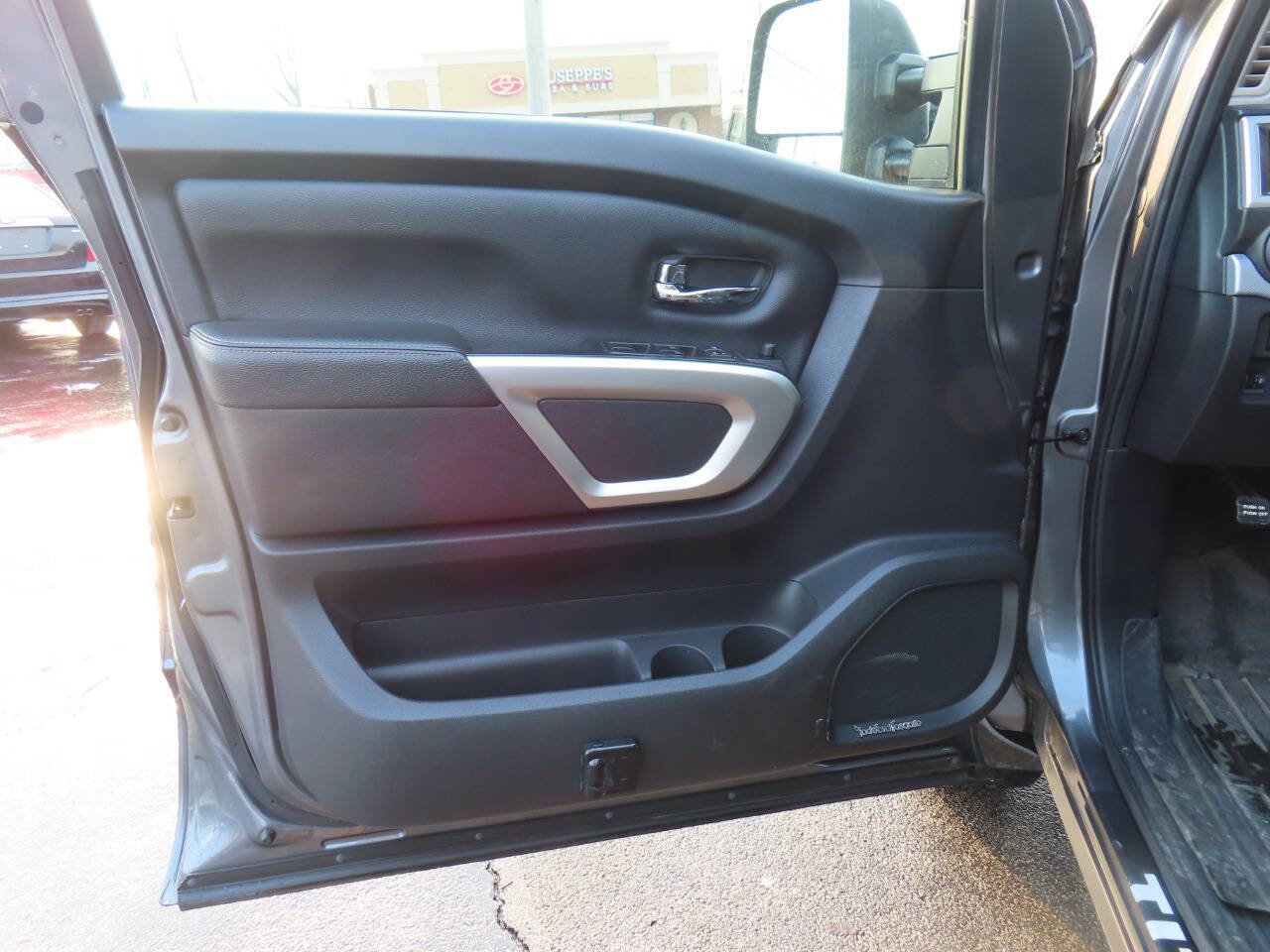 Used 2017 Nissan Titan PRO-4X image 9