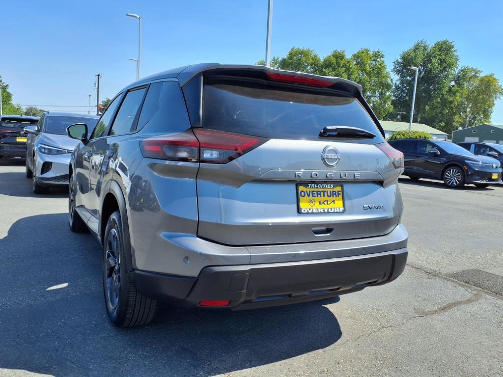 Used 2024 Nissan Rogue SV image 2