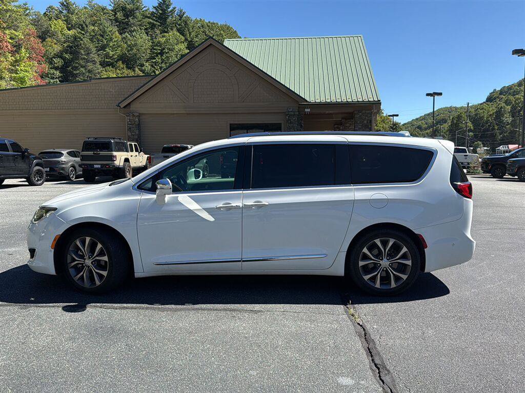 Used 2019 Chrysler Pacifica Limited w/ Tire & Wheel Group FWD image 7