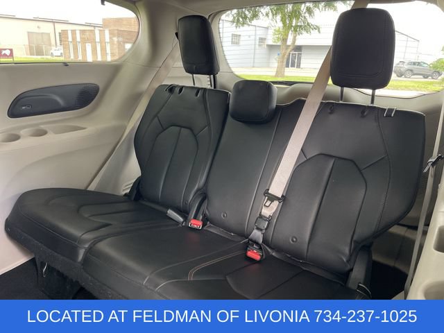 Used 2018 Chrysler Pacifica Touring-L w/ Premium Audio Group FWD image 35