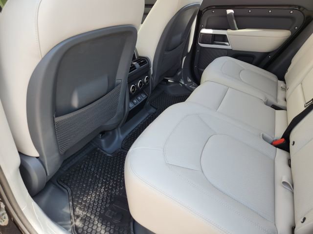 Used 2024 Land Rover Defender 110 SE image 29