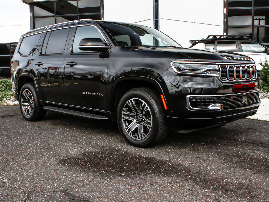 Used 2025 Jeep Wagoneer 4WD image 3