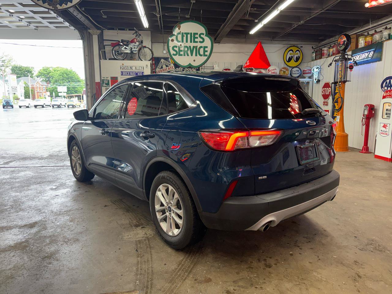 Used 2020 Ford Escape SE FWD image 3