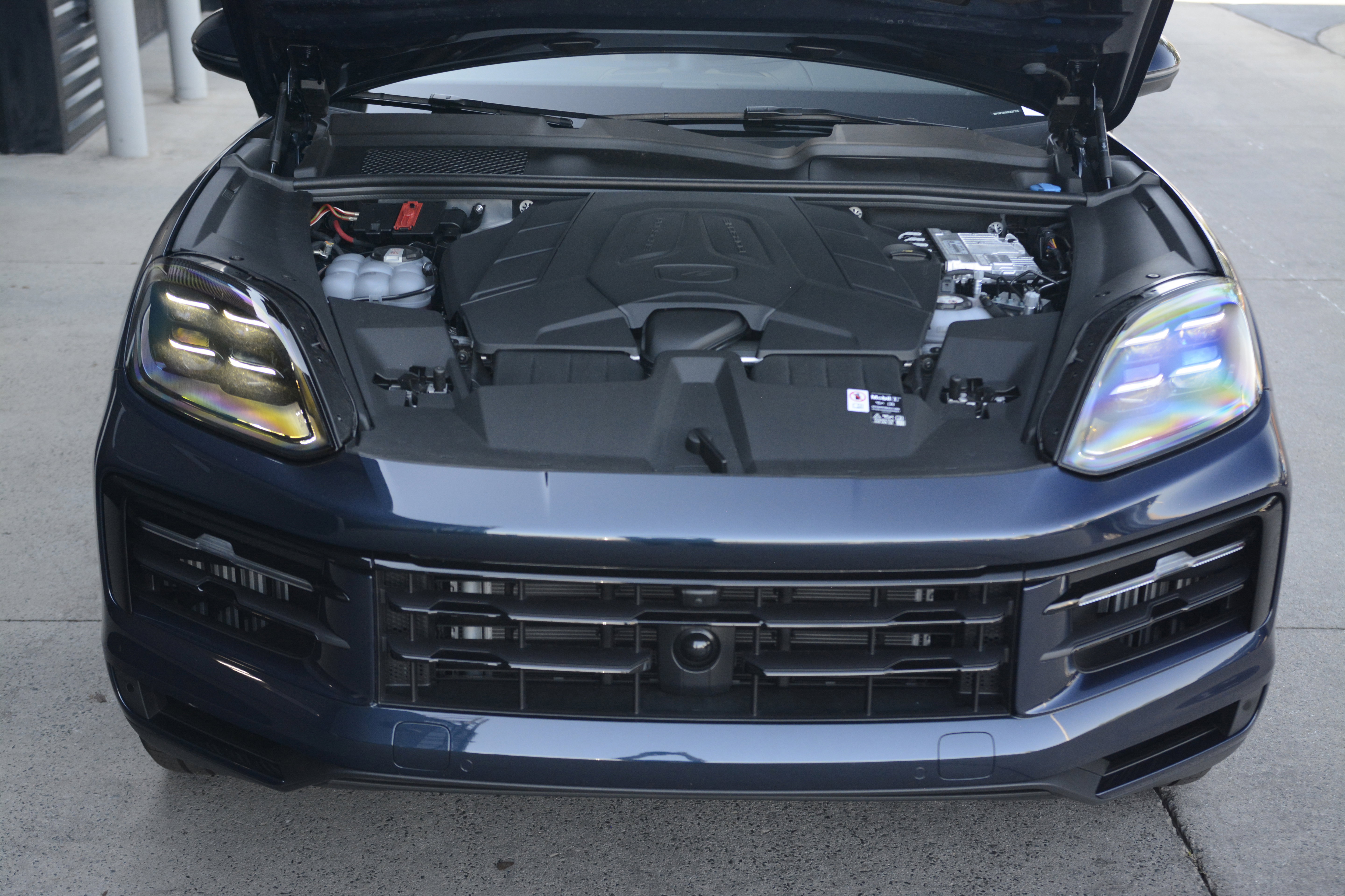 Certified 2025 Porsche Cayenne E-Hybrid Coupe AWD/4WD image 35