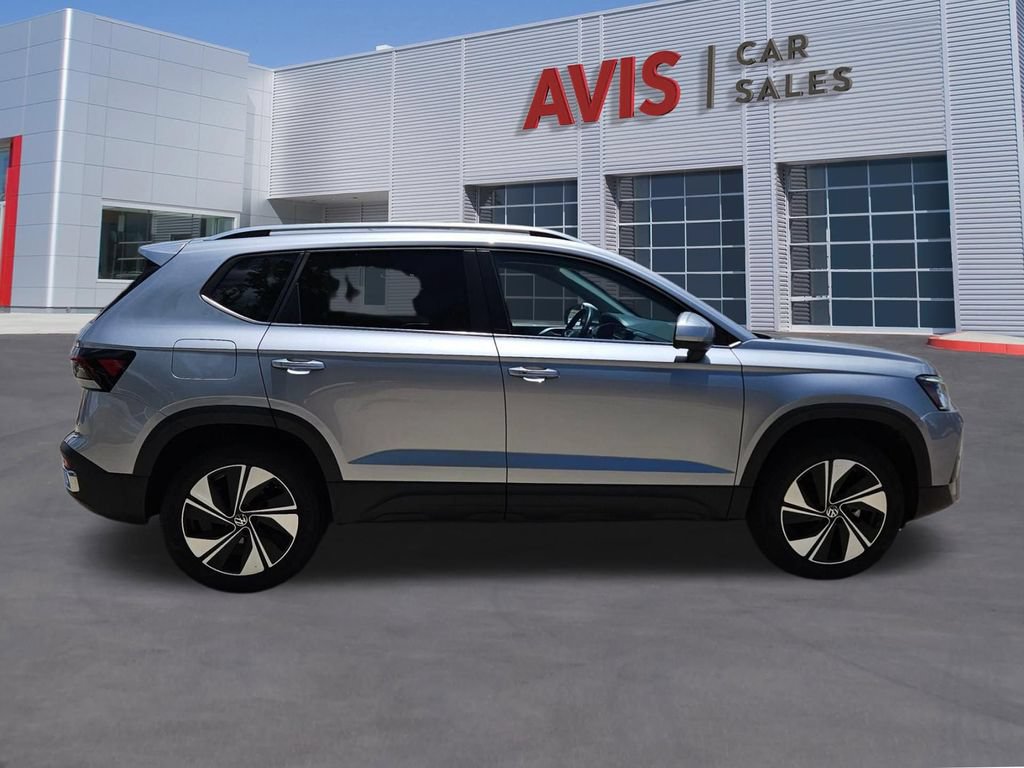 Used 2025 Volkswagen Taos SE AWD/4WD image 7