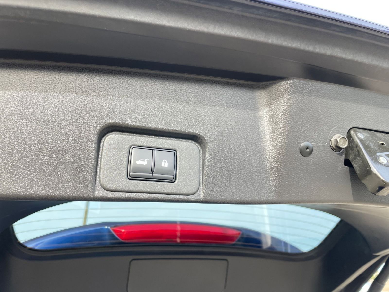 Used 2025 Nissan Rogue SV image 23