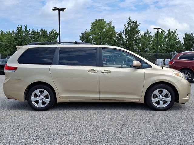 Used 2013 Toyota Sienna LE w/ Towing Pkg FWD image 10