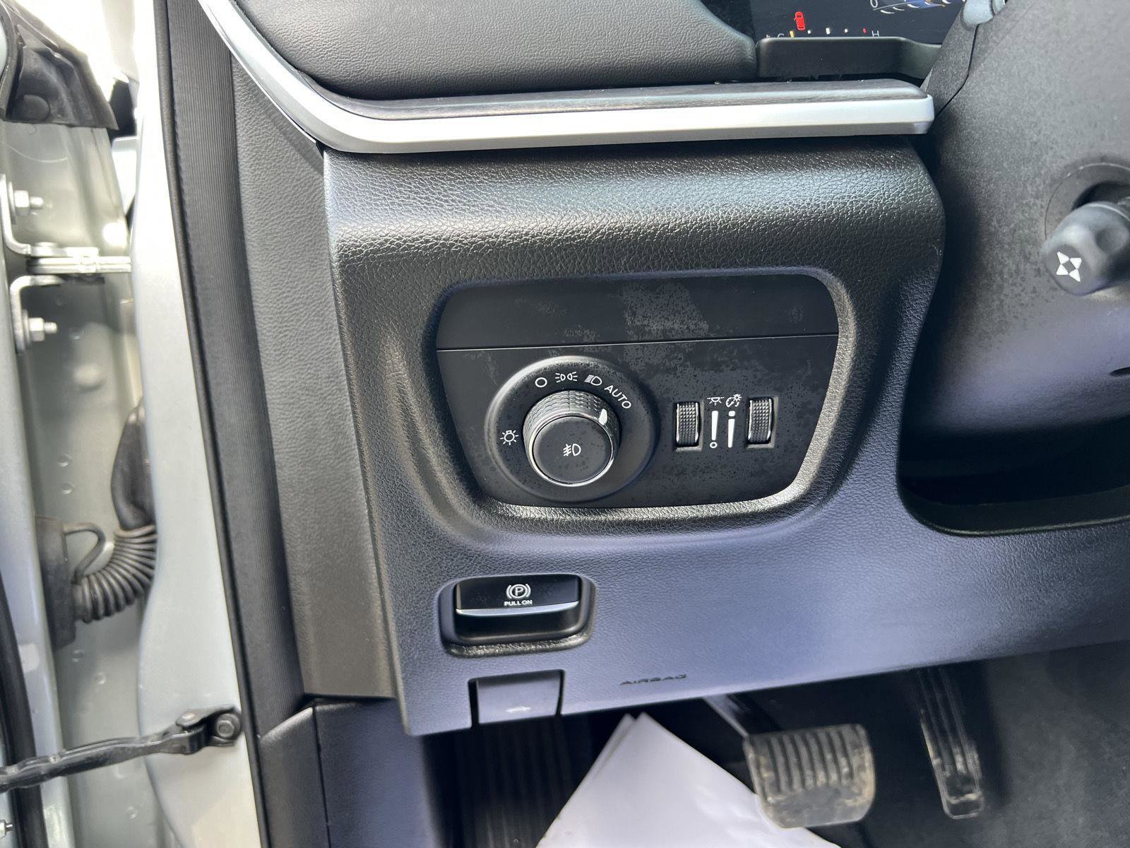 Used 2024 Jeep Grand Cherokee L Limited w/ Luxury Tech Group II image 16