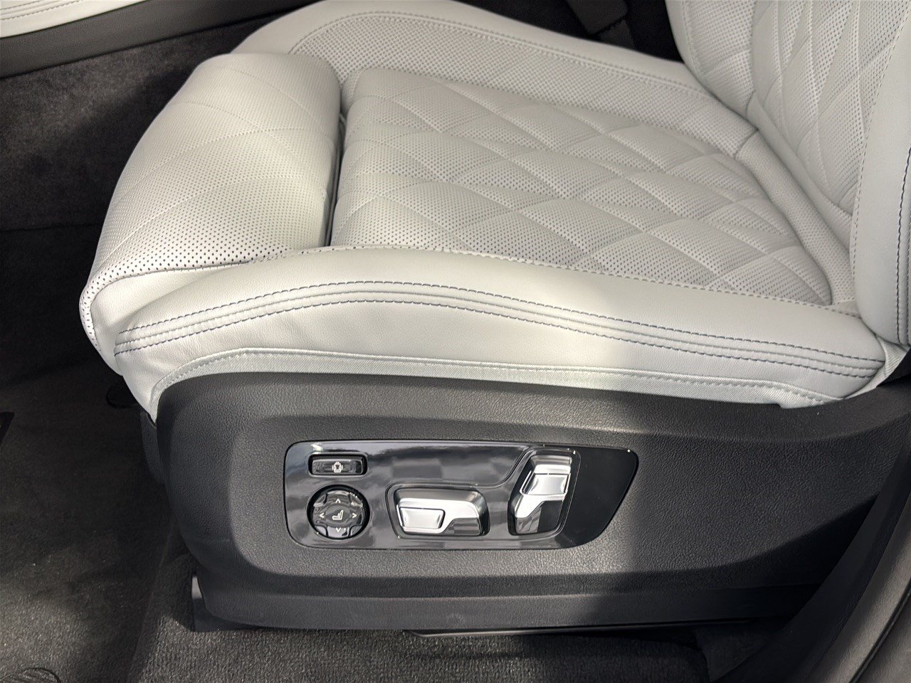 New 2027 BMW X7 xDrive40i w/ M Sport Package AWD/4WD image 16