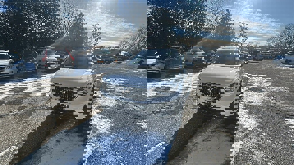 Certified 2025 Volvo XC40 B5 Core image 1