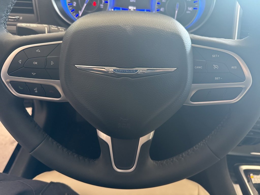 Used 2023 Chrysler 300 Touring L image 22