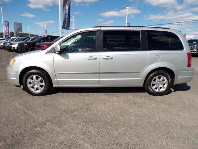 Used 2009 Chrysler Town & Country Touring image 2