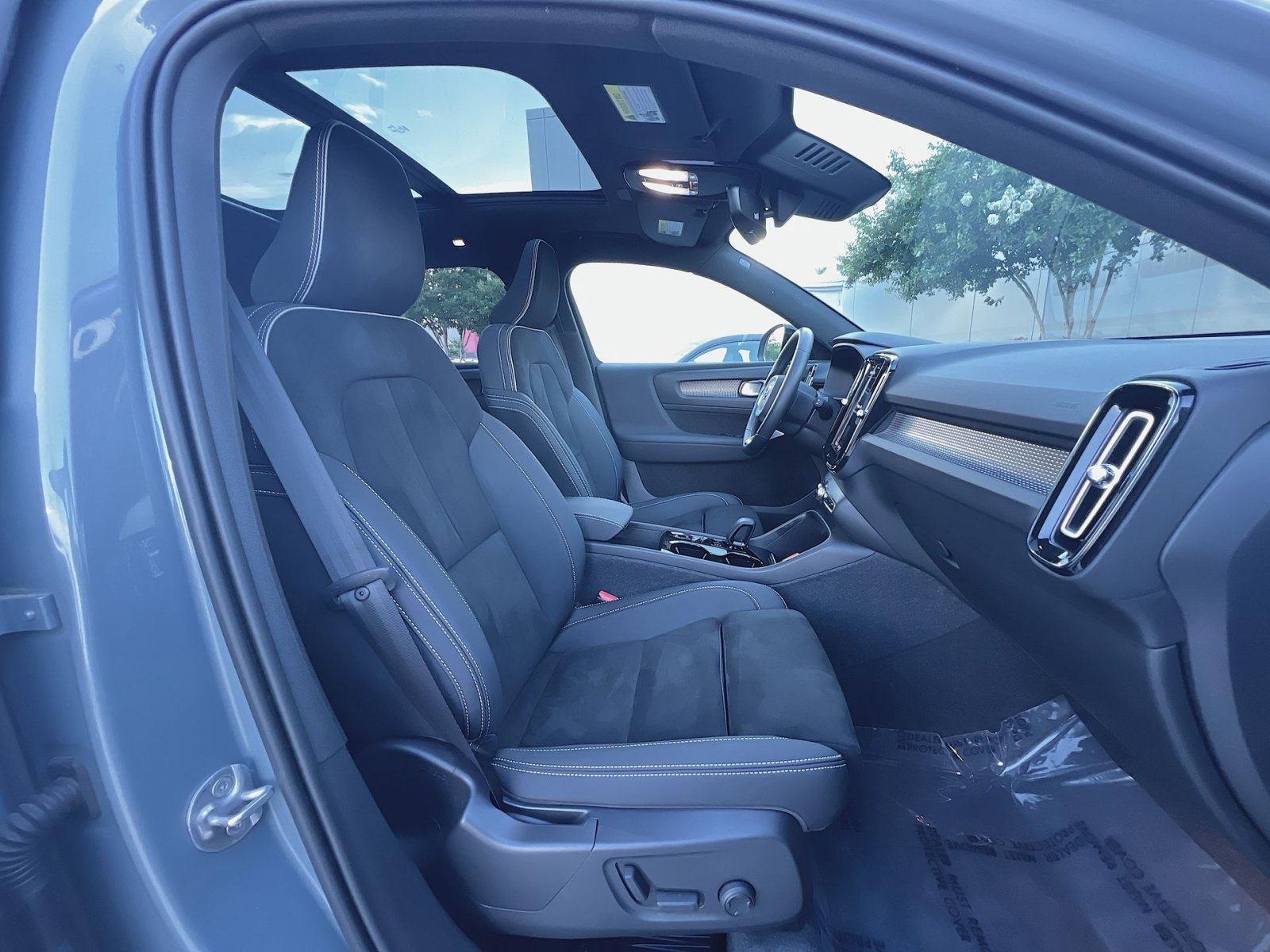 Certified 2023 Volvo XC40 B5 Plus w/ Climate Package AWD/4WD image 27