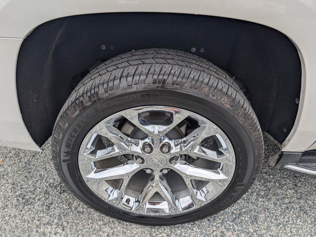 Used 2020 Chevrolet Suburban Premier w/ Premier 6.2L Value Package AWD/4WD image 9