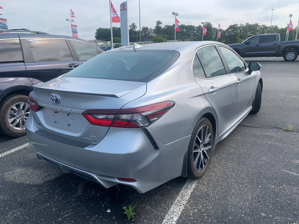 Used 2022 Toyota Camry SE w/ Cold Weather Package FWD image 2