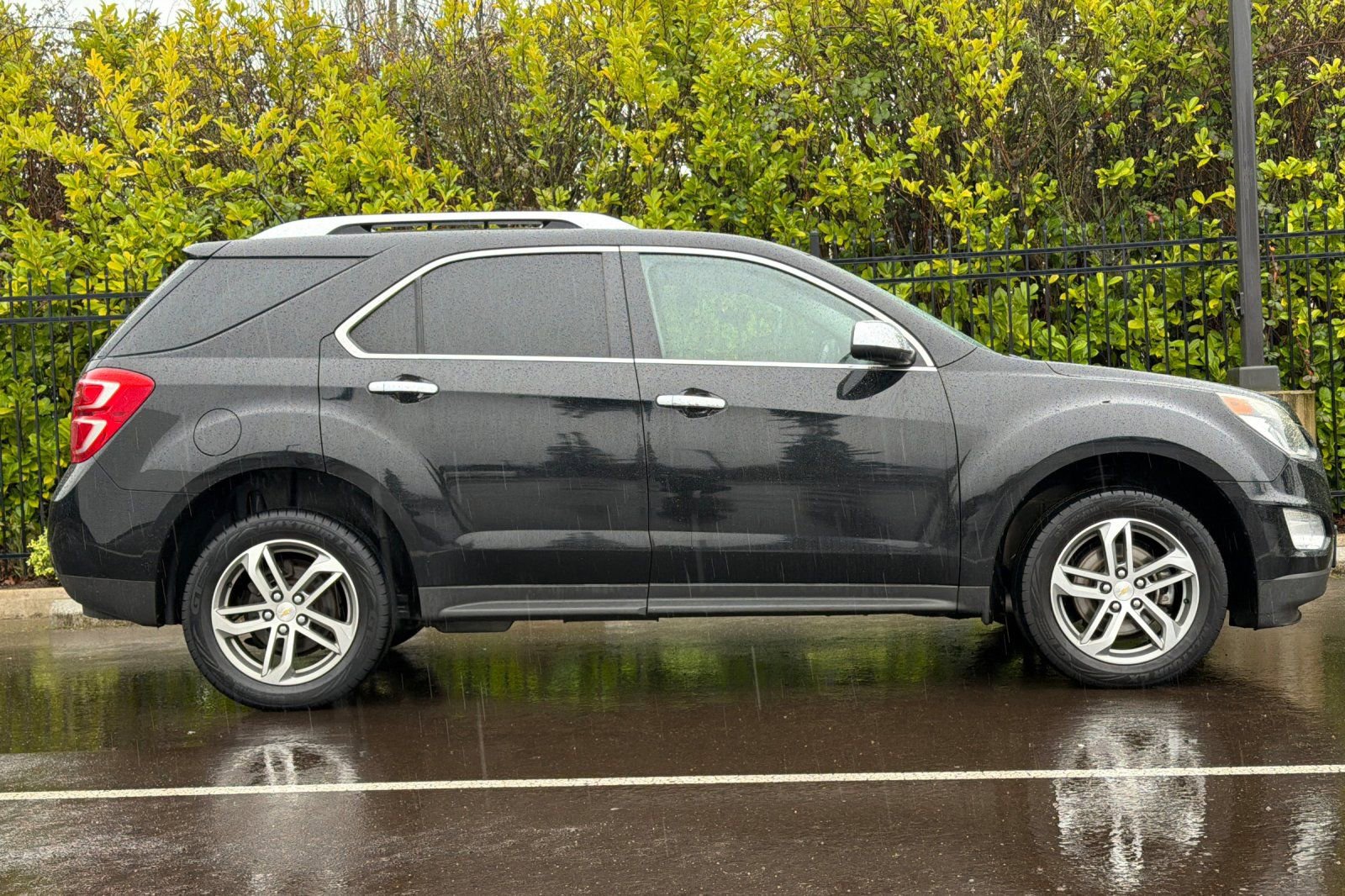 Used 2017 Chevrolet Equinox Premier AWD/4WD image 3