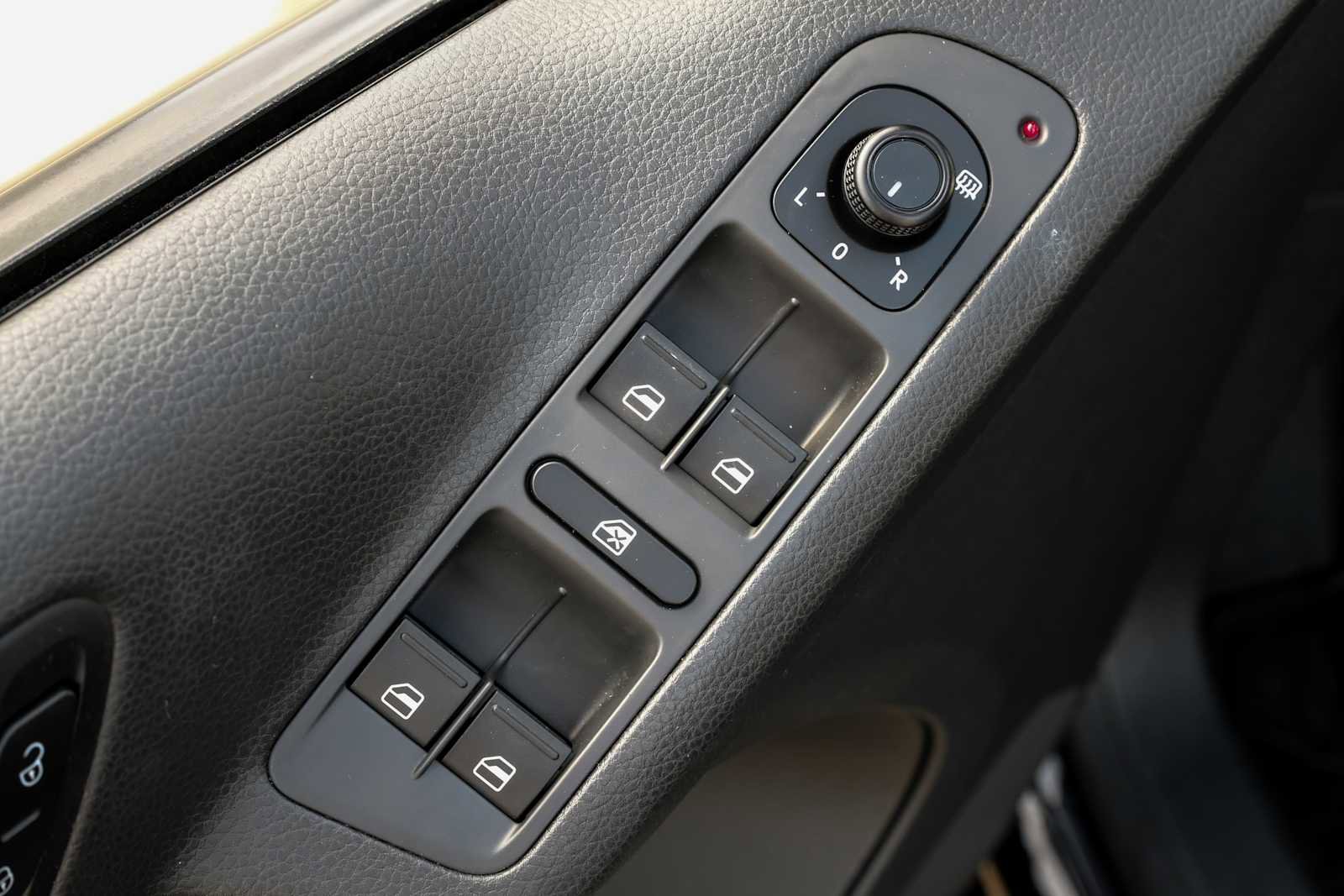 Used 2017 Volkswagen Tiguan S image 40